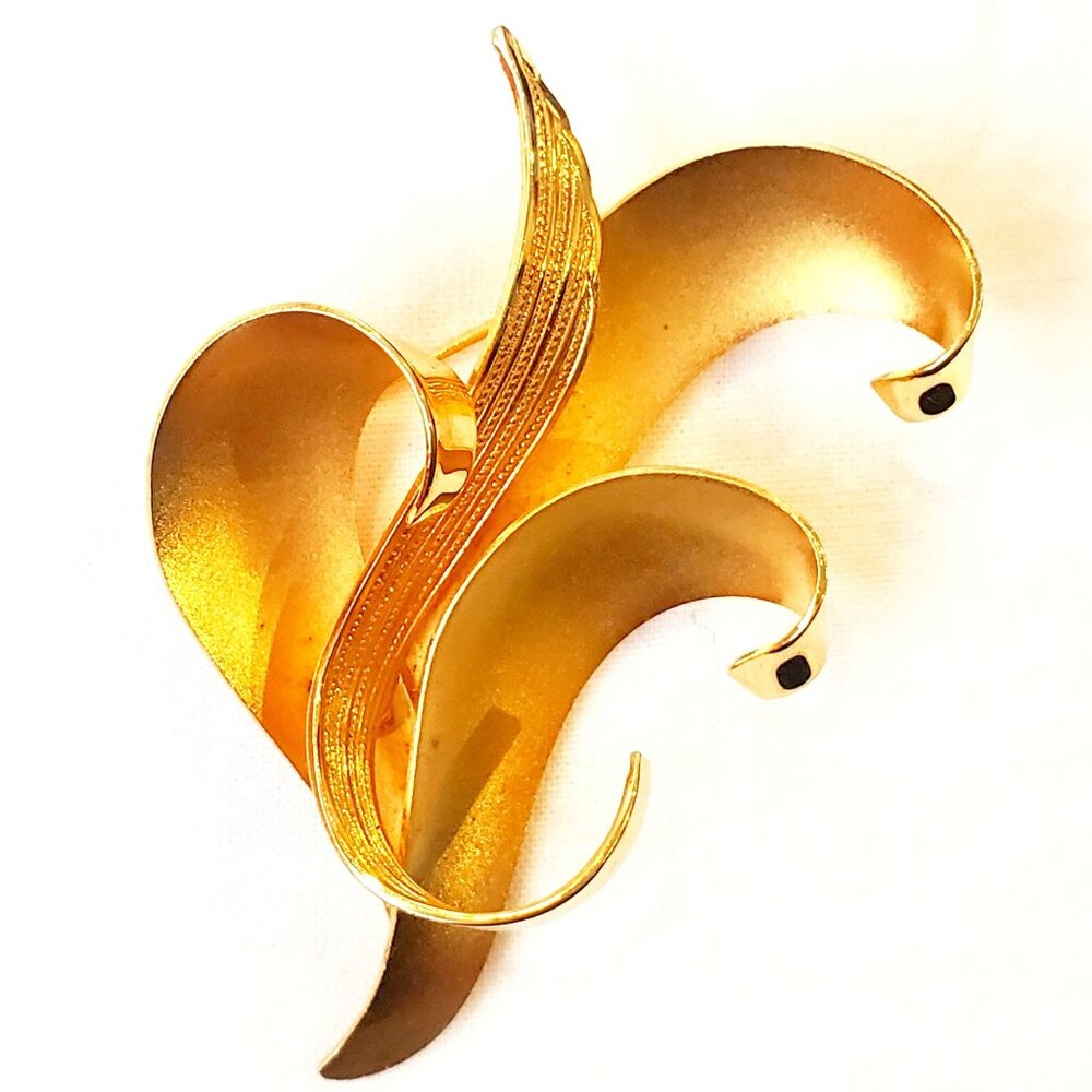 Vintage Matte Gold Curled Leaf Brooch Wavy Leafy MCM Art Deco Regency Minimalist
